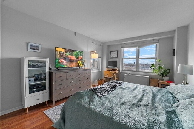 Building Photo - 225 St Pauls Ave