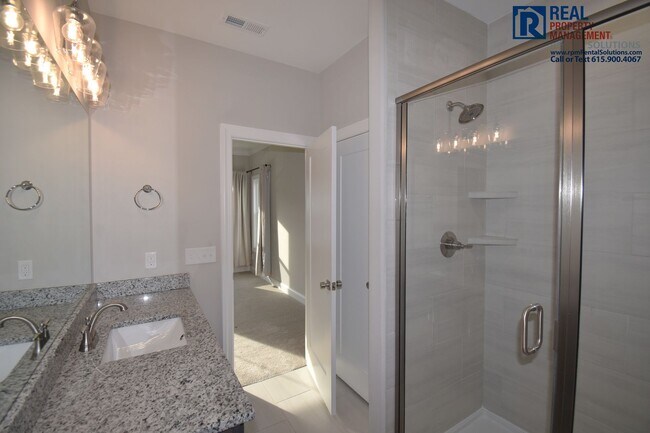 Building Photo - Gorgeous and modern 2 bedroom townhome in the heart of Murfreesboro w/ neighborhood pool, hi-spee...