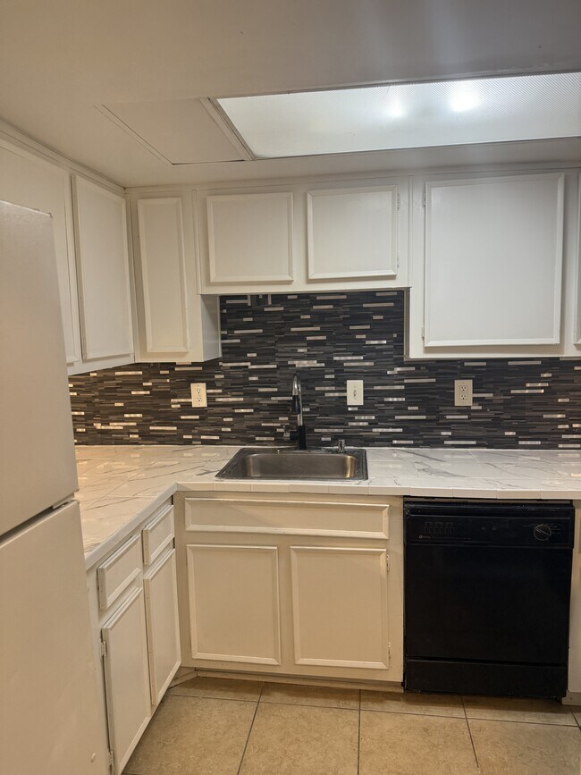 Building Photo - 6473 Klinect Ct