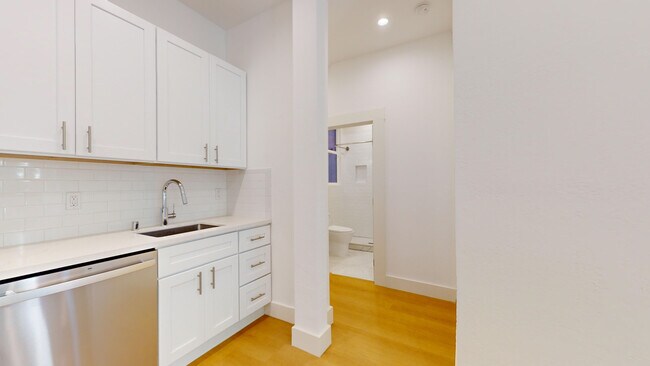 Building Photo - 550 Baker St