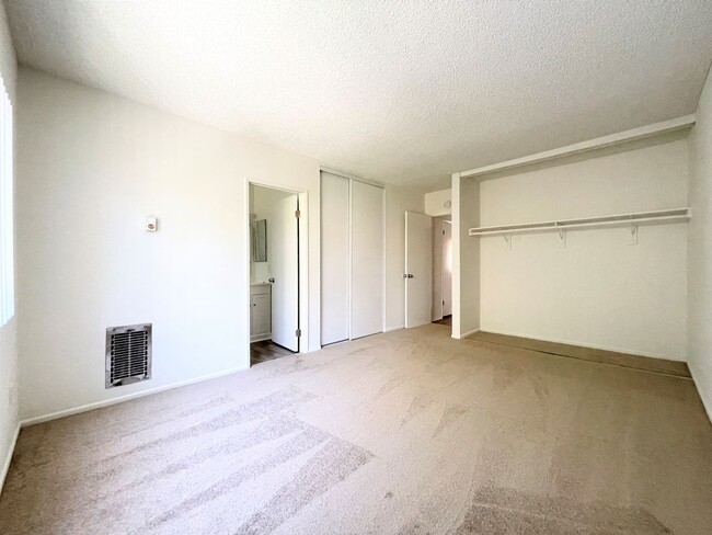 Building Photo - Updated Second Floor Single Level Unit!