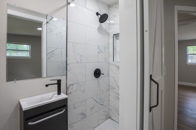 Building Photo - Renovated 4/2