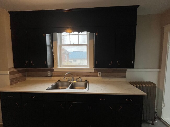 Building Photo - CONTRACT PENDING!! Spacious Apartment in M...