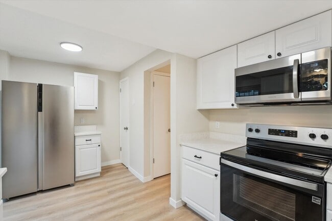 Building Photo - Adorable and Spacious Golden Townhome