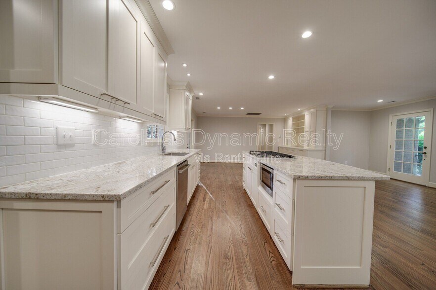 Building Photo - 6700 Castlegate Dr