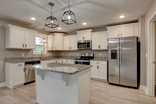 Building Photo - Beautiful Two Story Home With hardwood Flo...