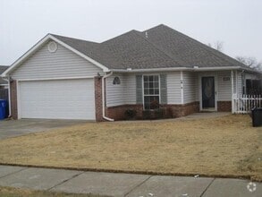 Building Photo - 1013 Cedarcrest St