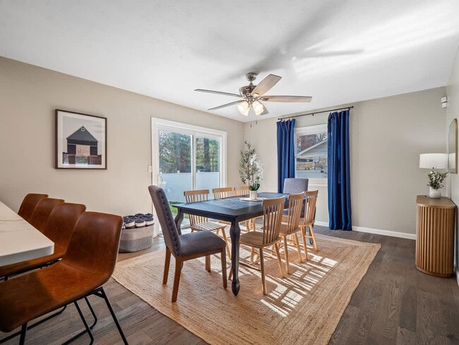 Building Photo - 4861 Pineview Dr