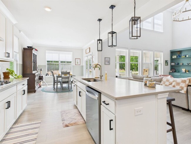 Building Photo - Stunning 5 Bedroom 4.5 Bathroom Located in...