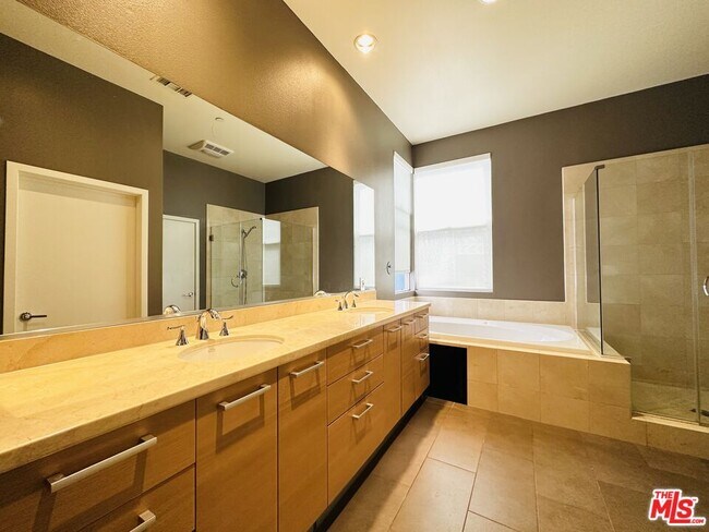Building Photo - 6581 S Seabluff Dr