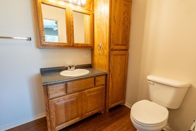 Building Photo - Cozy 2 Bedroom 2 Bathroom Townhome in Wagoner