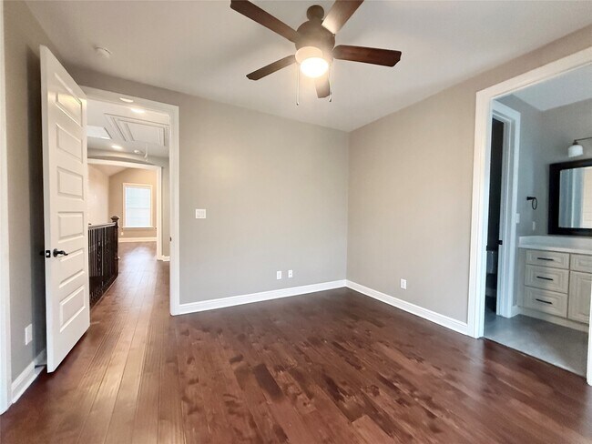 Building Photo - 2116 Couch St