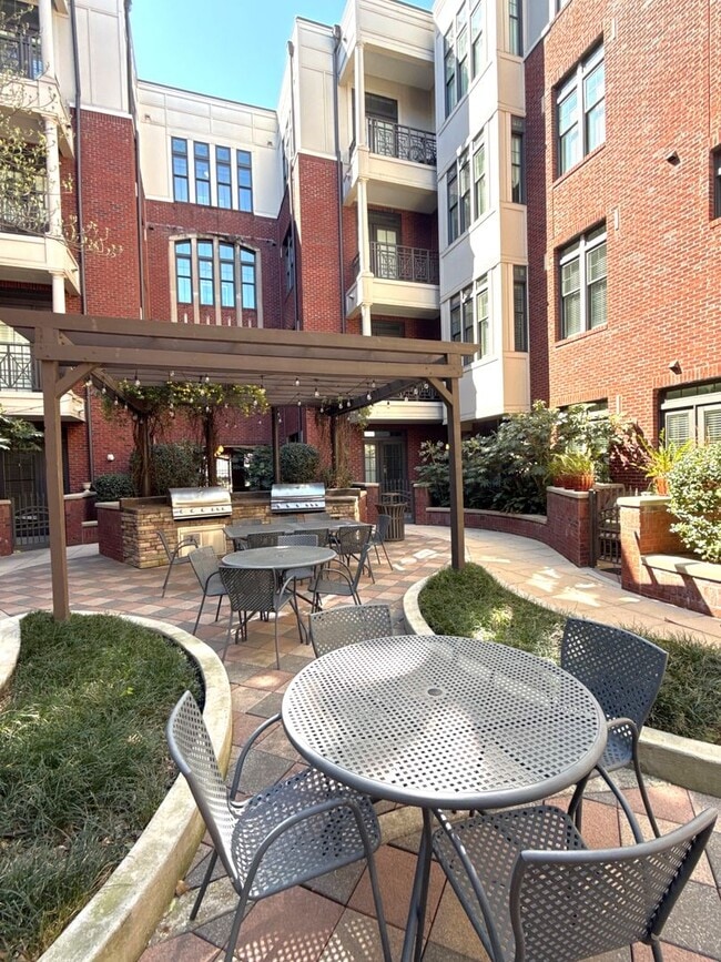 Building Photo - Lovely Condo in Tranquil Court