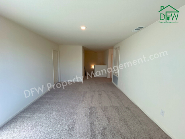 Building Photo - Spacious 5-Bedroom Home with Modern Upgrad...
