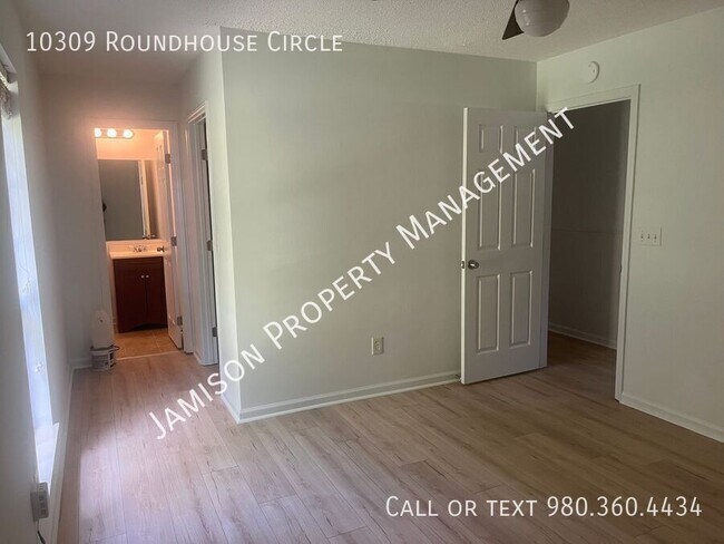 Building Photo - 10309 Roundhouse Cir