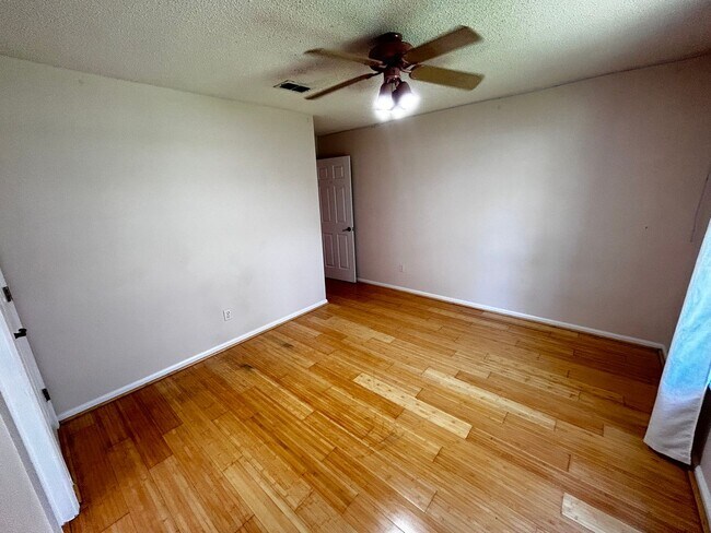 Building Photo - Wonderful 4/3 minutes from the beach! Must...