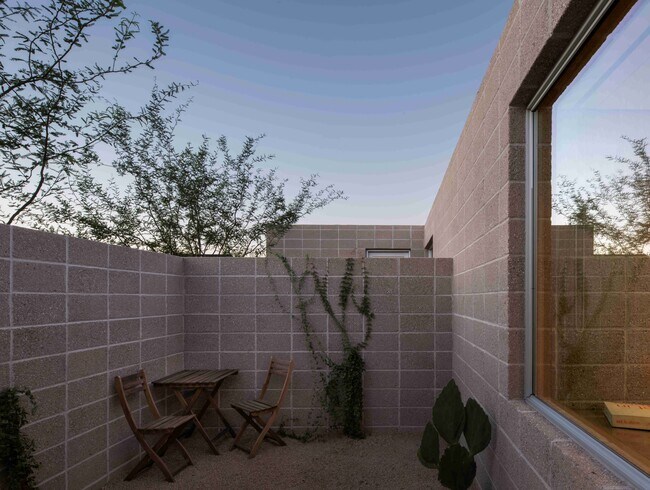 Building Photo - 1626 E Palm Ln