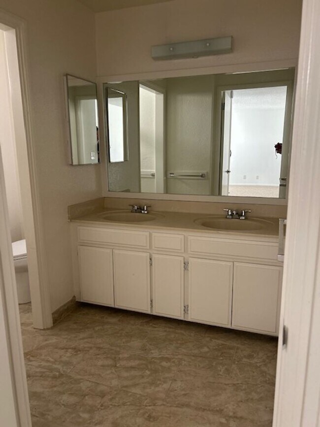 Building Photo - 267Amar