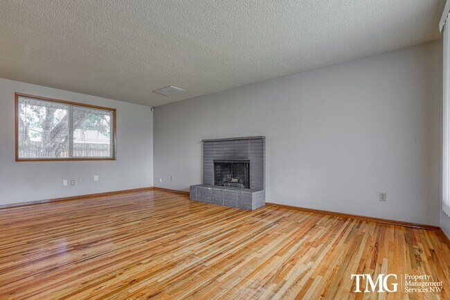 Building Photo - Charming single-family home!