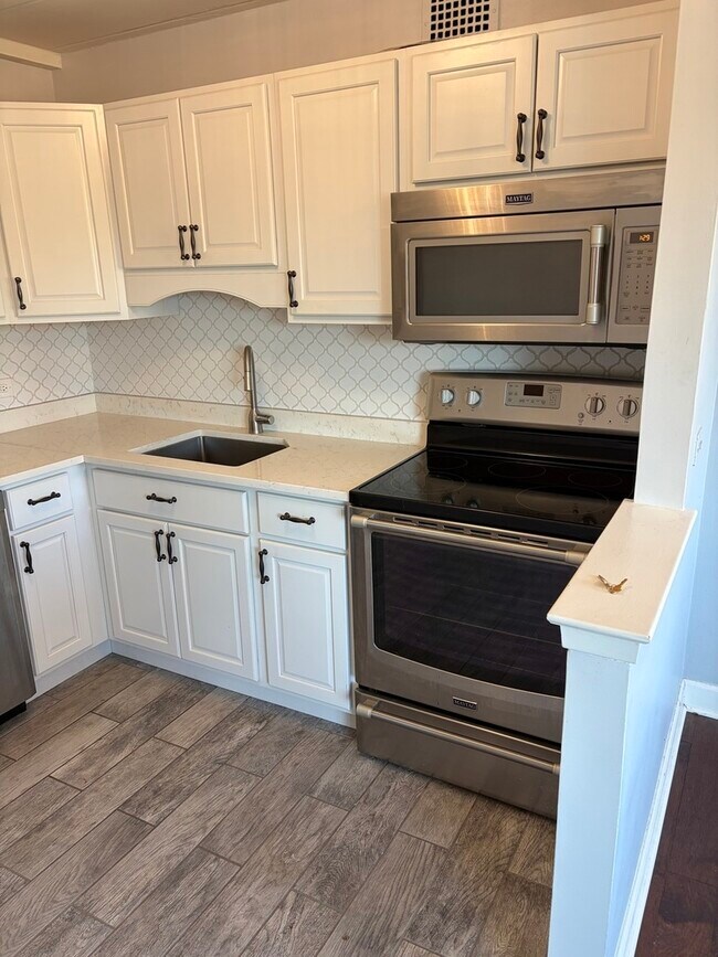 Building Photo - 6161 N Hoyne Ave