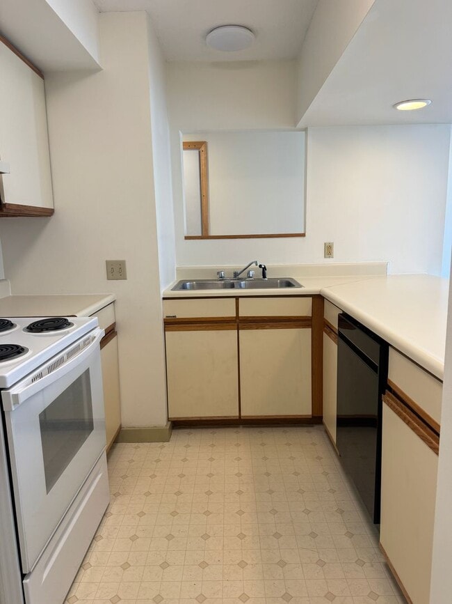 Building Photo - One bedroom at Ivy Place