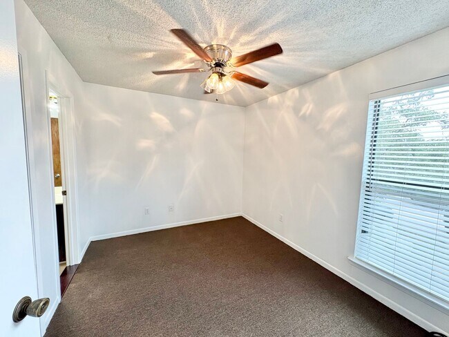 Building Photo - Tranquil 2BD/3BA Townhouse with Wildlife Views & Hill Country Charm!