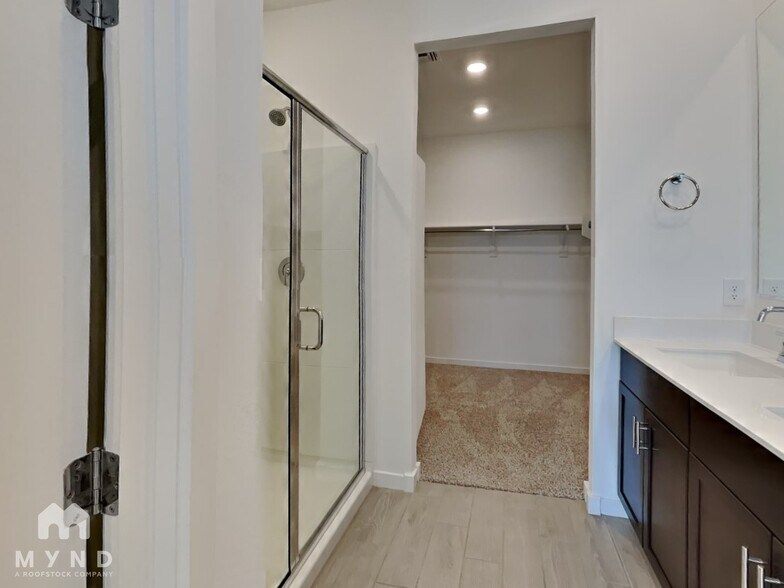 Building Photo - 17335 W Sunnyslope Ln