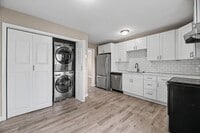 Building Photo - FOR RENT! Beautifully Remodeled 2 Bed/1 Bath Unit – Don’t Miss Out!