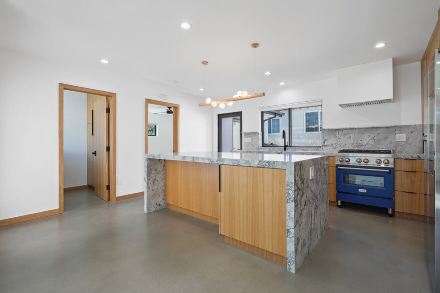 Building Photo - 6004 Lindley Ave