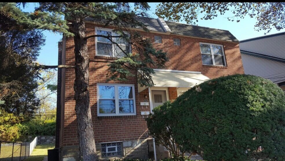 Building Photo - 205 Robbins St