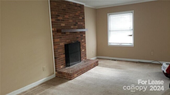 Building Photo - 21640 Colina Dr