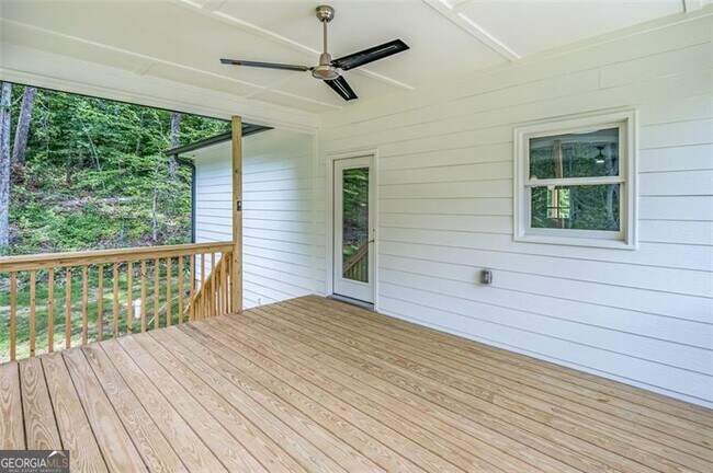 Building Photo - 215 Pinecone Ln