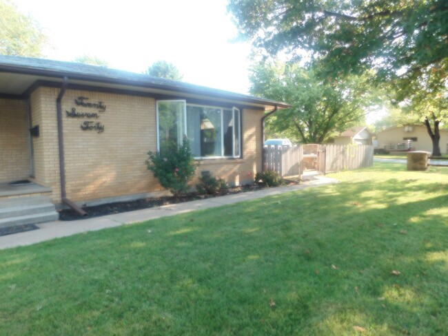 Building Photo - Beautiful 3 bedroom/2 bath blonde brick ra...