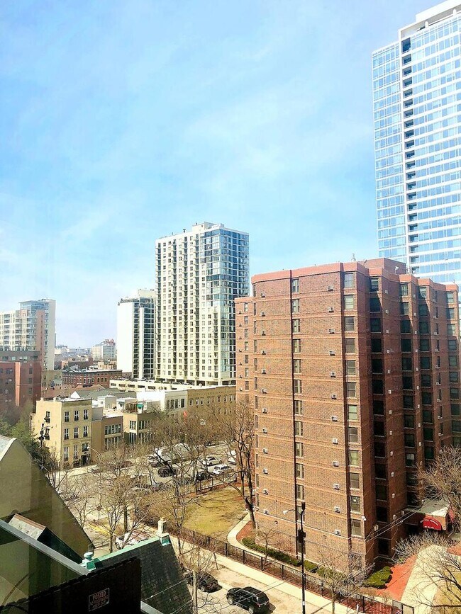 Building Photo - 1122 N Clark St