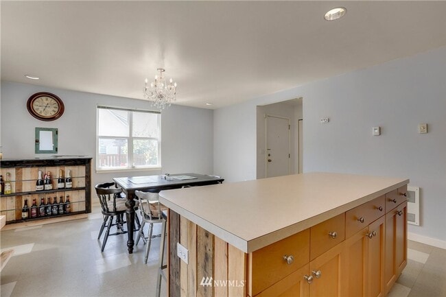 Building Photo - Beacon Hill 3bed 2.5bath Home