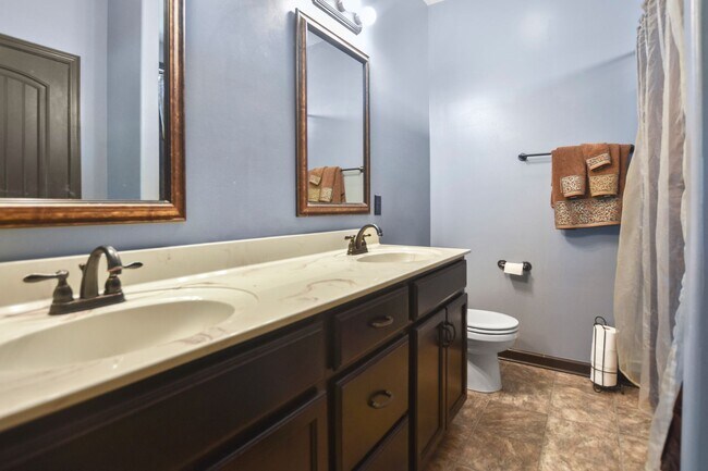 Building Photo - Pet Friendly Four Bedroom!