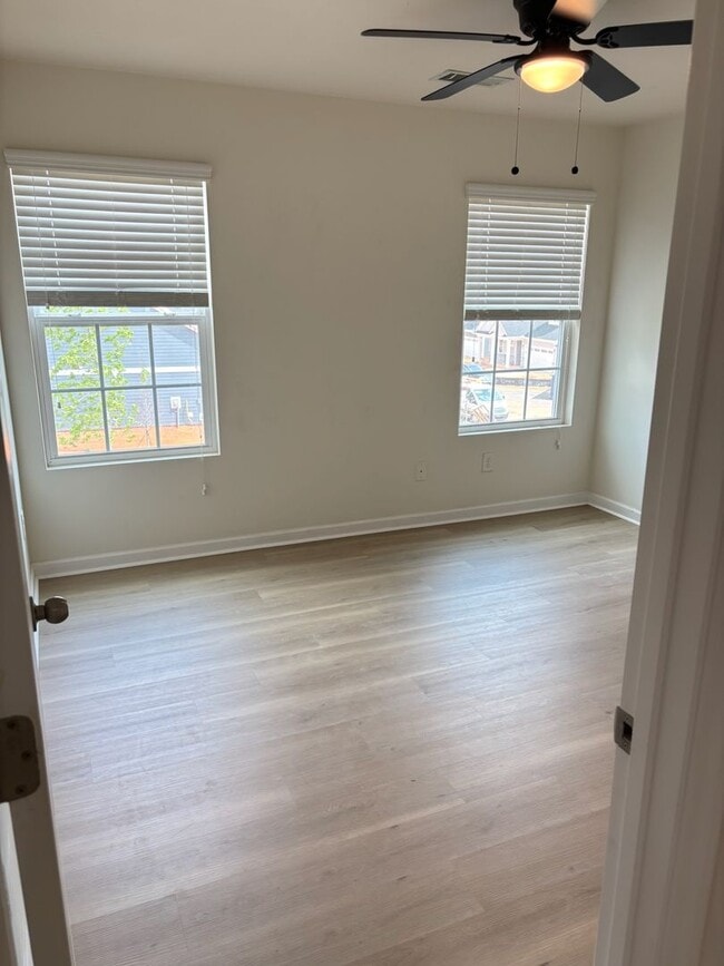 Building Photo - Renovated 3Bd, 2.5Ba End Unit Lake Norman Townhome with Fenced-in Yard and 1 Car Garage Coming Soon