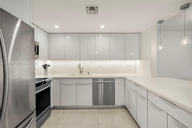 Building Photo - 5401 Collins Ave