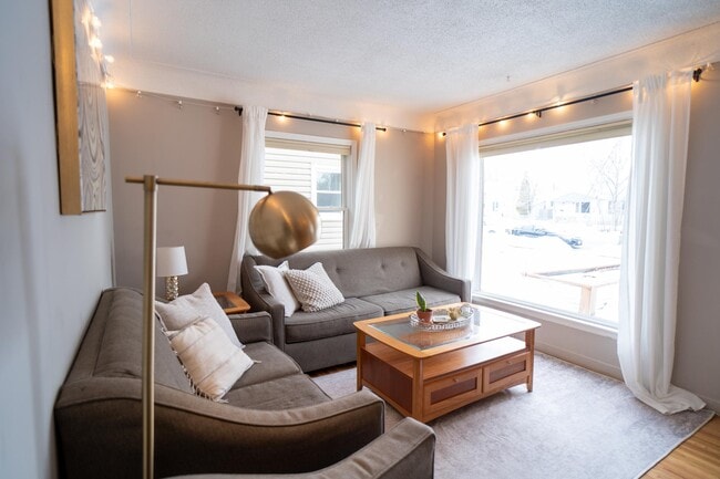 Building Photo - 2917 Hampshire Ave S