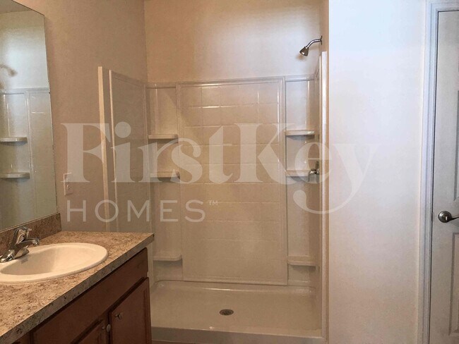 Building Photo - 620 SE 1st Pl