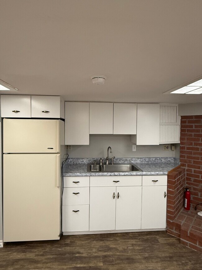 Building Photo - 9876 SE Southworth Dr