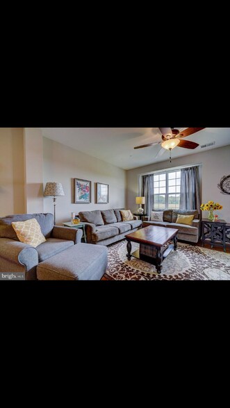 Building Photo - 476 N Palace Dr