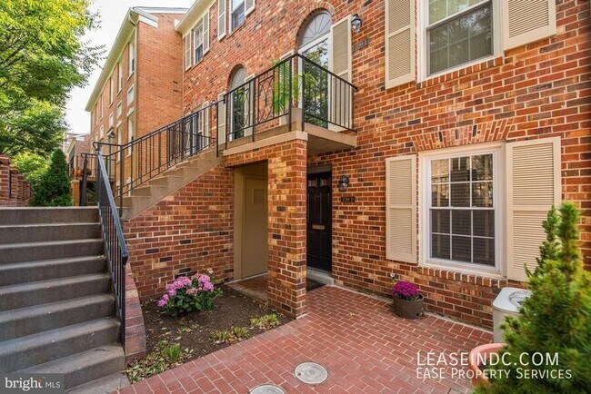 Building Photo - 3299 Sutton Pl NW