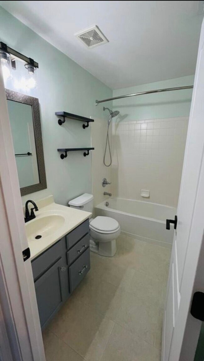 Building Photo - 422 Breezewood Ct