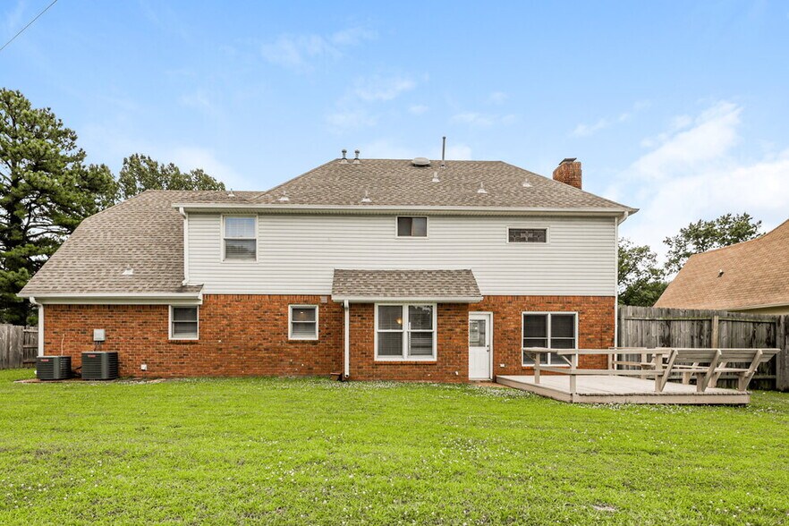 Building Photo - 7440 Richmond Rd