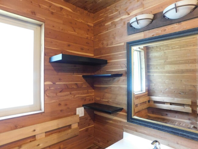 Building Photo - Beautiful 2 Bedrrom, 1.5 Bathroom Condo