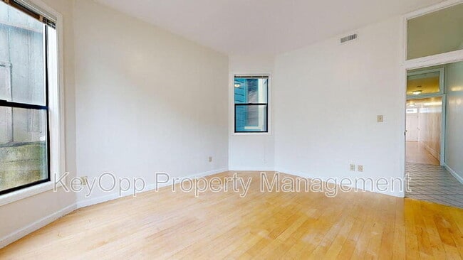 Building Photo - 2136 Hayes St