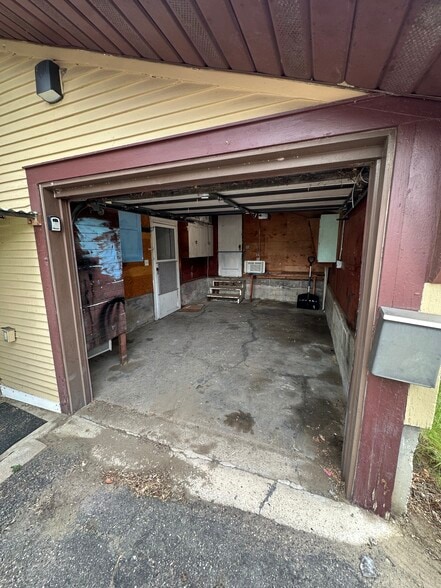 Building Photo - 1131 Miles Ave