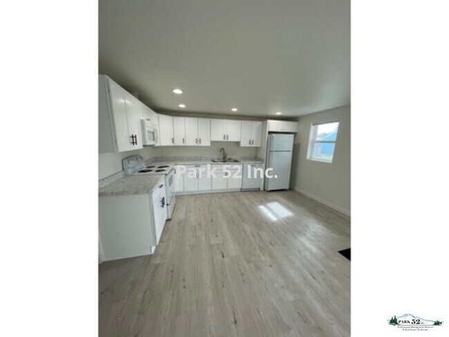 Primary Photo - 6417 N Pine St