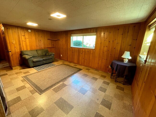 Building Photo - 3338 SW Marigold St